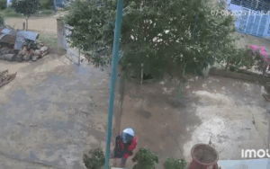 Clip: Shipper bỏ hàng vào nhà cho khách rồi bỏ chạy trối chết, biết lý do ai nấy cũng cảm thông