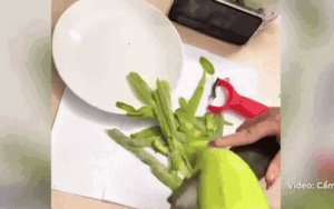 Clip: Bổ quả xoài, cô gái được phen ngã ngửa khi thấy phần ruột bên trong