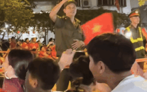 Không khí tưng bừng khắp nẻo đường Hà Nội trước giờ G: Đã quá Tổ quốc ơi!