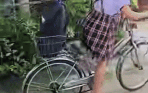 Bé gái đạp xe đến trường, xem cuối clip ai cũng phì cười