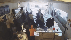 Clip: Hàng chục tên cướp tông xe vào tiệm vàng của ông cụ 88 tuổi, lấy đi hơn 2,5 tỷ đồng