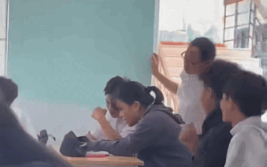Clip: Đôi học sinh lén lút ở bàn cuối, giật mình khi biết thầy giám thị đứng đằng sau