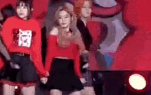 Nữ ca sĩ gặp sự cố trang phục, phải mặc quần bảo hộ biểu diễn ngay trên sóng truyền hình