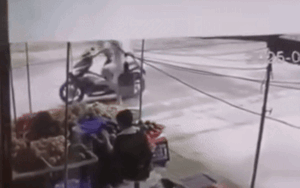 Thương tâm bé trai 7 tuổi tử vong sau khi vặn tay ga xe máy: Camera ghi lại khoảnh khắc cuối cùng