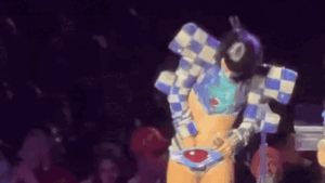 Nữ ca sĩ khiến khán giả đỏ mặt với hành động lạ trên sân khấu