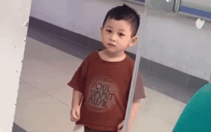Clip bé trai chạy đi gọi y tá cứu mẹ gây sốt, dân mạng khen hết lời