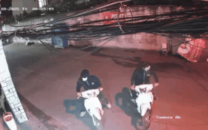 Clip: Trộm xe máy manh động tại phường Từ Liêm, Hà Nội