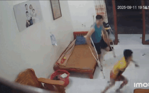 Clip: Nghe tiếng xe của mẹ từ xa, 2 'búp măng non' có hành động khiến dân tình cười ngất