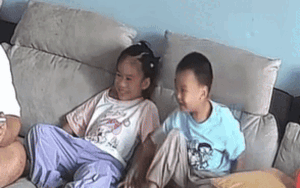 Clip: Bé trai đang xem tivi thì oà khóc, biết lý do dân tình vừa thương vừa buồn cười