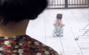 Clip: Mắc lỗi với bà nội, bé trai có hành động khiến bà không thể 'động tay'