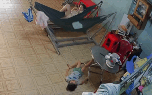 Clip: Mẹ hét lên 'trời ơi' khi đang nằm võng, xem camera nhiều người 'nóng mắt'