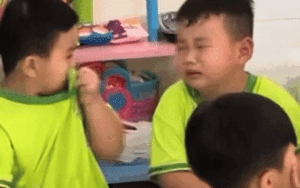 Vừa mếu khóc vừa nói chuyện, cuộc hội thoại của 2 bé trai mầm non bỗng 'gây sốt'