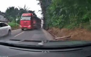 Clip: Tình huống giao thông khiến dân tình 'nín thở' theo dõi