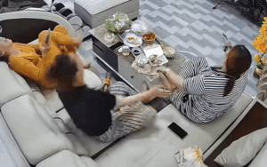 Clip: Người phụ nữ hát karaoke, vừa cất giọng ai cũng bật cười