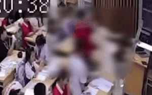 Học sinh lớp 7 túm tóc, quật cô giáo xuống để lấy lại đồ chơi bị tịch thu