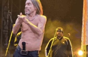 Nam ca sĩ khạc nhổ trên sân khấu khiến khán giả tức giận