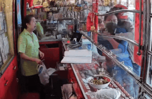 Clip: Tên cướp táo tợn khống chế con tin, uy hiếp cướp tiệm vàng