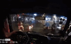 Clip: Chở bạn gái rồi lượn lờ trước đầu xe tải, thanh niên nhận cái kết 'muối mặt'