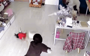 Clip: Thấy bé gái ngã đau, 3 người phụ nữ đều ngó lơ, biết lý do dân tình liền vỗ tay