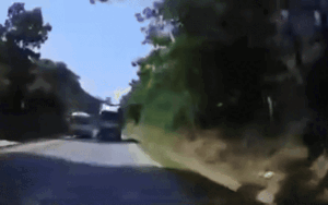 Clip: Tình huống giao thông gây thót tim, xem lại camera ai nấy đều vỗ tay khen bác tài