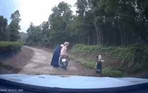 Clip: Ra oai bảo vệ mẹ, bé trai khiến dân tình được phen cười ngất