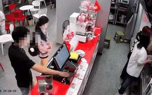 Clip ghi lại hành động đáng xấu hổ của người đàn ông tại quán trà sữa