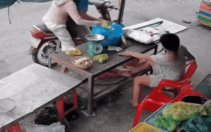 Clip: Phẫn nộ đôi nam nữ giả vờ mua hàng, giật điện thoại của người phụ nữ khuyết tật