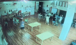 Clip: Cô giáo đi rửa bát sau giờ ăn trưa, lúc quay lại lớp liền xúc động với các 'búp măng non'