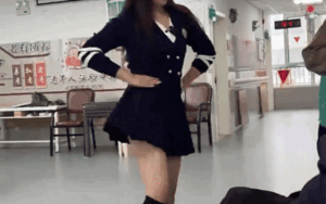 Cô gái mặc váy ngắn nhảy múa để dụ người già uống thuốc ở viện dưỡng lão gây tranh cãi