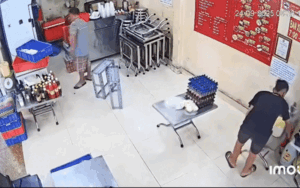 Clip: Chủ quán 'chán không buồn nói' khi thấy sự bất cẩn của nam nhân viên