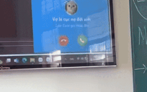 Thầy 'suy sụp' khi hình ảnh lạ bất ngờ hiện trên màn hình máy chiếu ở lớp học