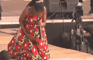 Nữ ca sĩ đang hát thì lên cơn đau bụng đẻ, gục ngã xuống sân khấu