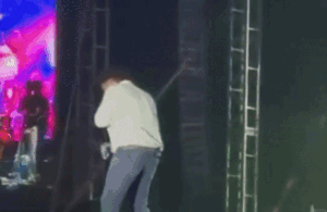 Nam ca sĩ bị lửa phun vào đầu, tóc cháy ngùn ngụt trên sân khấu