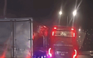 Phẫn nộ clip xe khách chèn ép xe tải trên đường vành đai 3