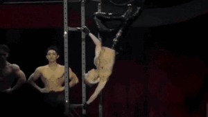 Nam ca sĩ trượt tay ngã nhào trước hàng nghìn khán giả