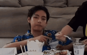 Khoảnh khắc gây hoang mang của V (BTS)