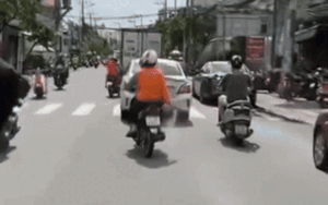 Clip 2 người phụ nữ rải 'bột lạ' trên đường ở TP.HCM gây xôn xao: Loại bột bị rải là gì?