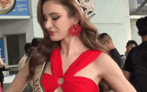 Vương miện của một Hoa hậu Hòa bình rớt ở sân bay gây sốc, sứt cả kim cương?