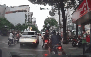 Clip: Gã đàn ông vô cớ đạp người phụ nữ trên đường và cái kết 'đắng'