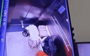 Camera ghi lại hành động gây ngán ngẩm của người phụ nữ trong thang máy