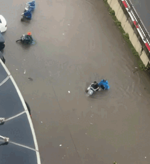 Ấm lòng khoảnh khắc người đàn ông giúp đỡ các xe gặp khó khăn do mưa lớn