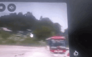 Nghẹt thở khoảnh khắc xe khách chở 15 người mắc kẹt giữa dòng lũ cuồn cuộn