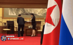 Hành động gây chú ý của cận vệ ông Kim Jong Un tại hội đàm với Tổng thống Putin