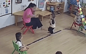 Clip: Gửi con đi mầm non, mẹ check camera liền thấy cảnh phải phì cười