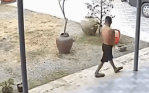 Thanh niên bất ngờ ôm mặt với vẻ đau đớn, xem camera dân tình liền hiểu lý do