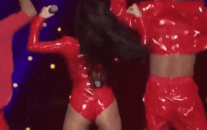 Nữ ca sĩ mặc quần bó sát làm lộ chi tiết khiến khán giả ngượng tái mặt, phản ứng dữ dội