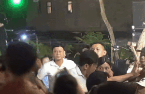 Xôn xao clip nam ca sĩ Việt hát quán nhậu, khán giả đánh nhau gây hỗn loạn