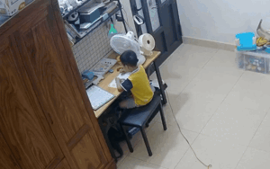 Clip: Để con trai tự học trong phòng, mẹ xem camera thấy cảnh bất ngờ