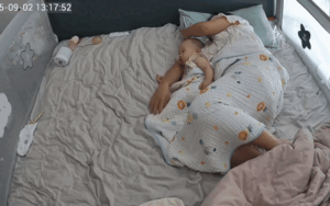 Clip: Em bé nằm cạnh mẹ, camera phòng ngủ ghi lại cảnh khó tin