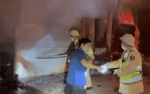 Cảnh sát giao thông Nghệ An phá cửa cứu 11 người đang ngủ trong ngôi nhà bốc cháy dữ dội